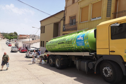 Els camions cisterna, ahir a la plaça de Granyena de les Garrigues.