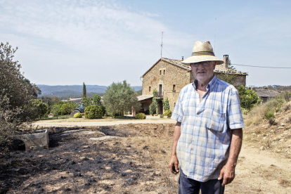 Ramon Torremorell mostraba ayer los efectos del fuego en su masía en Castellar de la Ribera. 