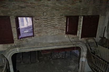 Interior de la Lira Vella de Tremp, en estado de abandono.