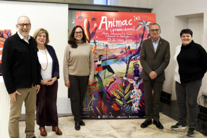 Las autoridades que han presentado Animac, con el cartel promocional de esta edición.