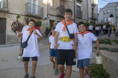 Decenas de personas participaron ayer en Tàrrega (izquierda) y Cervera en la fiesta de Sant Magí. En esta última localidad ayer se repartió el agua por las casas. 