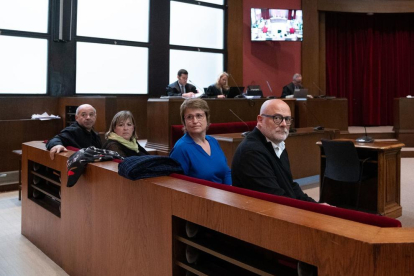 Los exmiembros de la Mesa del Parlament, Lluís Guidó (Junts); Ramona Barrufet (PDeCAT); Anna Simó (ERC) y Lluís Corominas (Junts), durante un juicio este martes 14 de marzo.