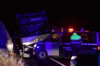 El camió accidentat, un agent dels Mossos i una furgoneta d’Atestats de la Guàrdia Civil.