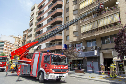 Expectación ayer entre los vecinos mientras los Bomberos rescataban a vecinos de los balcones. 