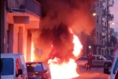 ‘Frame’ d’un vídeo en el qual es pot veure un contenidor al carrer Sant Isidre, a la Bordeta.