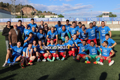 La plantilla del Mollerussa, celebrando el ascenso el pasado domingo en el campo del Igualada.