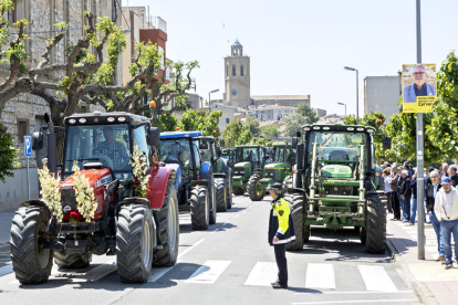 Cerca de 50 tractores recorrieron ayer al mediodía las calles del centro histórico de Cervera. 