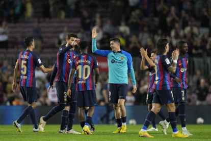 Piqué y Lewandowski felicitan a Ansu, que estrenó titularidad con gol.