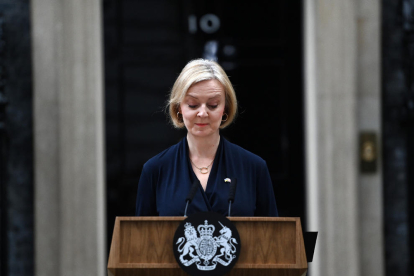 Liz Truss, ayer después de anunciar su renuncia frente al 10 de Downing Street.