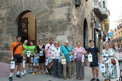 Jóvenes que han recibido la Primera Comunión este año acompañaron en procesión a la Verge del Carme.