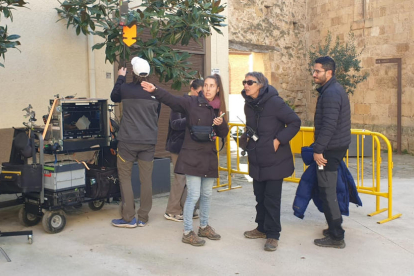 Ángela Cervantes y Laia Manzanares, en una de las escenas de la película junto a las ovejas.