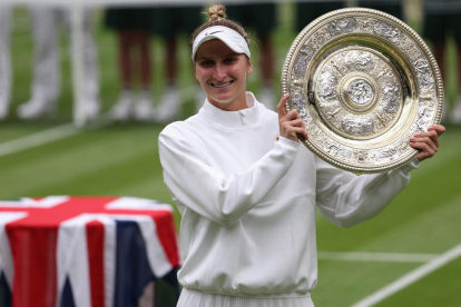 Marketa Vondrousova posa amb el trofeu de campiona del torneig de Wimbledon.