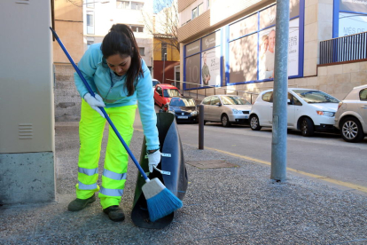 Una treballadora de Girona + Neta, escombrant un dels carrers de la ciutat aquest 28 de desembre del 2017