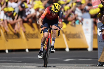 Carlos Rodríguez afronta los últimos metros de la decimocuarta etapa del Tour de Francia.