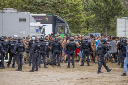 Agents dels Mossos en el desmantellament de la festa.