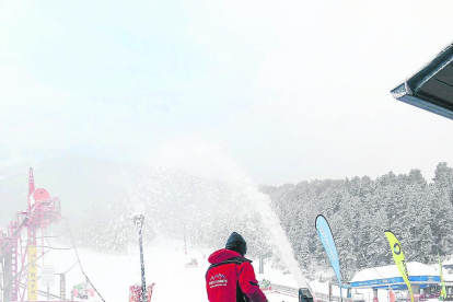 Imagen de una máquina quitanieves pasando ayer por la mañana por Esterri d’Àneu. 