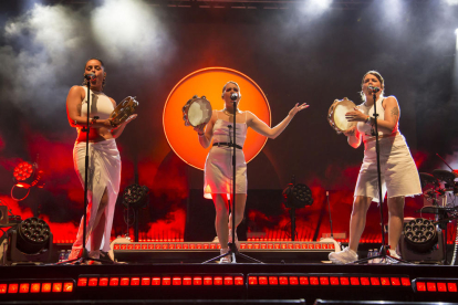 El trio gallec Tanxugueiras va omplir la plaça de la Sardana de Lleida ciutat.