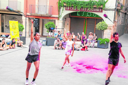 La plaza Major de la capital del Urgell acogió el jueves un ensayo de una obra sobre migraciones. 