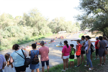 Cerca de 400 participantes pudieron disfrutar de una jornada de piragüismo en el río Segre, desde Torres de Segre hasta La Granja d’Escarp.