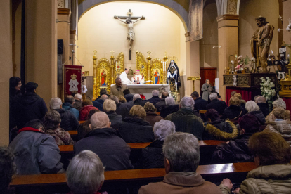 El obispo de Lleida bendiciendo mascotas ayer. 