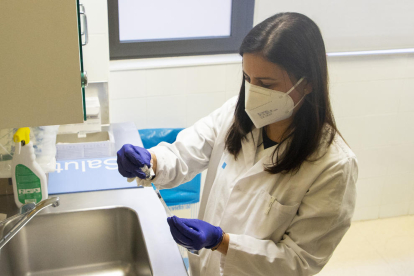 Una professional sanitària preparant una vacuna, en una imatge d’arxiu.