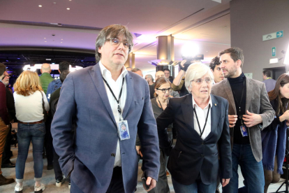 Els eurodiputats de Junts Clara Ponsatí i Carles Puigdemont arriben al ple del Parlament Europeu en una imatge d'arxiu.