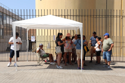 Centenars d'equatorians residents a Catalunya denuncien que no poden votar: "Hi ha hagut manca d'informació"