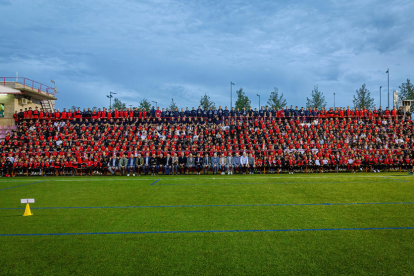 Fotografía de familia de los más de 600 jugadores con que cuenta el Atlètic Segre, en la presentación de principio de temporada.