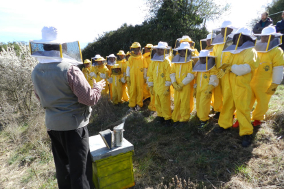 Alumnes de Riner i Viladecans van participar en el trasllat de l’eixam d’abelles fins al Solsonès.