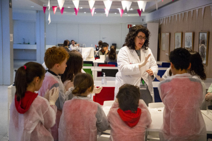 Alumnes de l’Escola Sol Ixent de Corbins van visitar ahir les instal·lacions de l’IRBLleida.