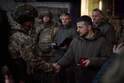 Zelenski visitó a las tropas ucranianas en Bakhmut.