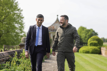 El primer ministre britànic, Rishi Sunak, passeja amb el president d’Ucraïna, Volodímir Zelenski.