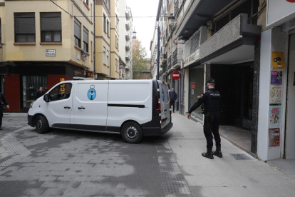 Traslado del cadáver de la mujer muerta ayer en Zaragoza.