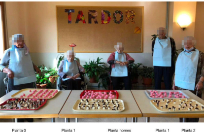 Usuarios de diferentes plantas sin mascarillas en la fiesta de la ‘castanyada’ en la residencia en 2020. 