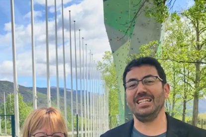 Marian Lamolla y Francesc Viaplana, en el Parc del Segre de La Seu d’Urgell. 