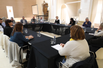 Reunión en Cervera  -  El conseller de Educación, Josep Gonzàlez-Cambray, se reunió por la mañana con los directores de los centros educativos de Cervera para exponer los retos del departamento y conocer las valoraciones de los equipos directi ...