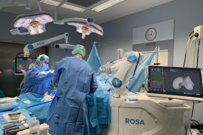 Imagen de una operación de prótesis de rodilla en el Santa Maria con el brazo robot “Rosa”.