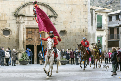 Balaguer - Una de les quatre carrosses que van participar ahir a la Festa dels Tres Tombs a la plaça Mercadal i que va quedar en tercera posició en el concurs.