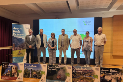 Autoridades y representantes del sector ayer durante la presentación de la campaña de verano. 