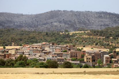 Vista de Baldomar, nucli d’Artesa de Segre, amb el paisatge calcinat al fons.