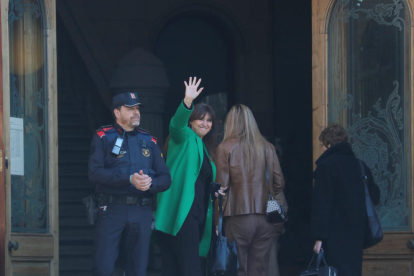 La presidenta de Junts, Laura Borràs, ayer en las puertas del TSJC. 