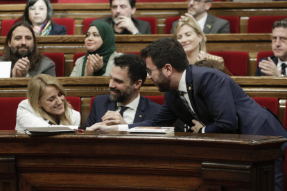 El president de la Generalitat, Pere Aragonès, da la mano a la consellera de Economía, Natàlia Mas.