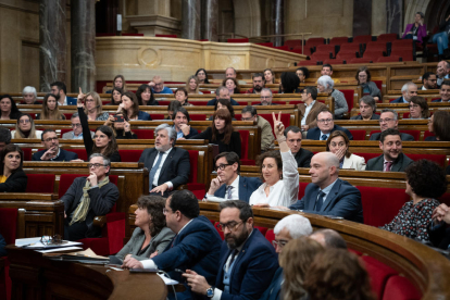 El president de la Generalitat, Pere Aragonès, dona la mà a la consellera d’Economia, Natàlia Mas.