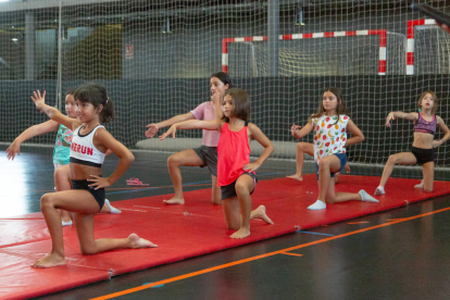 Un grup de nenes practica exercicis de gimnàstica a la seu del Secà de Sant Pere