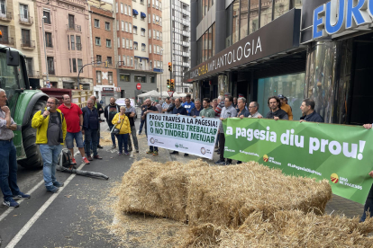 Una treintena de manifestantes se concentraron y esparcieron paja delante de la sede de Economía en Lleida.