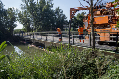 Los trabajos en el pantano de Utxesa en julio para impedir que el vertido llegara a la red de suministro.