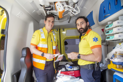 Professionals del SEM, a l'interior d'una ambulància.