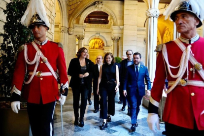 La cineasta Carla Simón amb l'alcaldessa de Barcelona, Ada Colau, i el president de la Generalitat, Pere Aragonès, arribà al Saló de Cent del consistori per assistir al pregó de la Mercè.