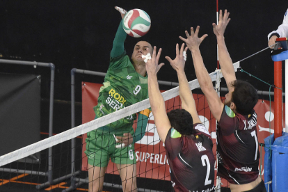 Ramon González remata en un partido del Rodi Balàfia Vòlei.