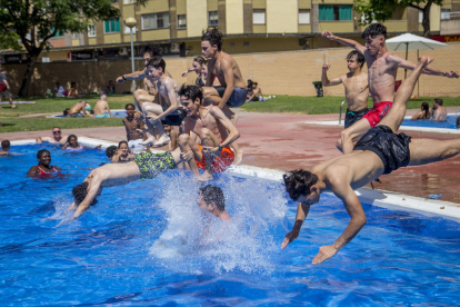 La temporada de bany es va estrenar ahir a les piscines municipals de la capital. A la imatge, la del barri de Cappont.